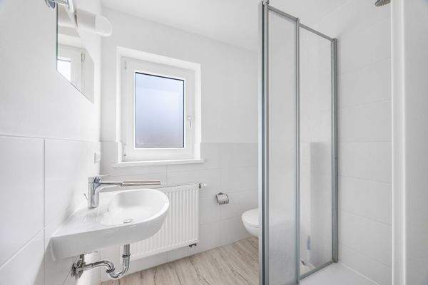 Badezimmer mit Dusche und Fenster