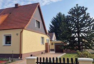 Straßenansicht der Doppelhaushälfte