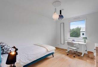 Helles Schlafzimmer mit Schreibtisch