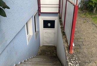 Treppenabgang zur Abstellraum unterhalb vom Carport