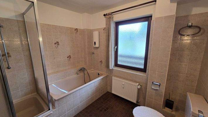 Dusch_Wannen_Bad_mit_Fenster