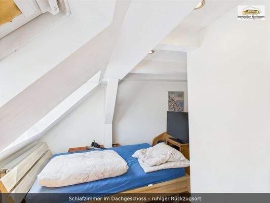 18_Schlafzimmer_im_Dachgeschoss_ruhiger_Rüc