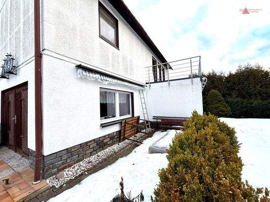 Hausansicht mit Terrasse