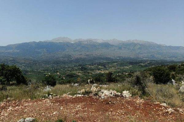 Kreta, Litsarda: Ruhiges Grundstück mit Baugenehmigung und atemberaubender Aussicht auf die Landschaft zu verkaufen