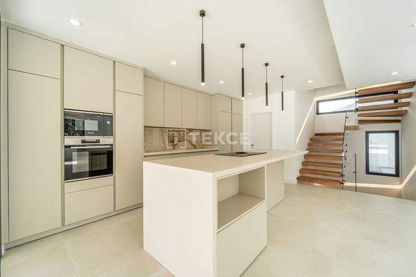 Elegant Villa with Private Pool and Solarium in Benalmádena Málaga