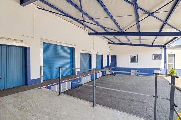 Laderbühne und Verladungstore