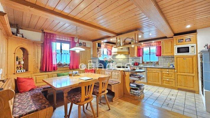 EG: Essecke mit U-Küche