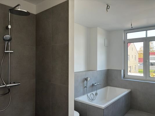 Badezimmer Dusche und Badewanne
