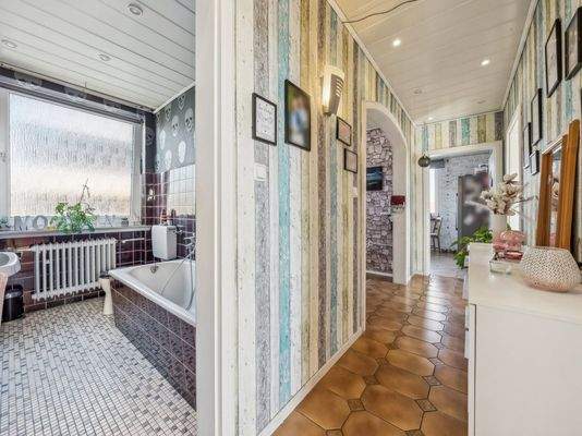 Flur - Blick ins Bad