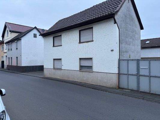 rechtes Haus mit Toreinfahrt.jpg