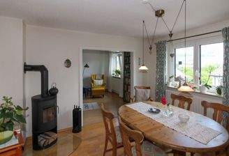 Esszimmer mit angrezendem Wohnzimmer