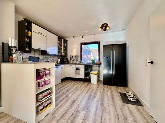 Offener Wohn- und Essbereich mit Küche