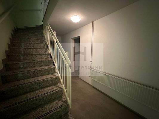 Treppenaufgang zu den Wohnungen