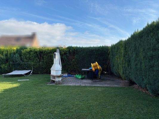 Garten mit gepflasterter Terrasse