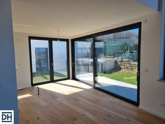 Wohnraum mit Blick zur Aussenküche