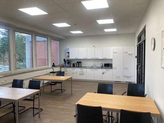 Küchenzeile mit Tischen in Soz