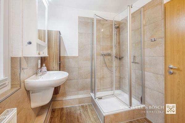 Auch eine Dusche fehlt in diesem Badezimmer nicht