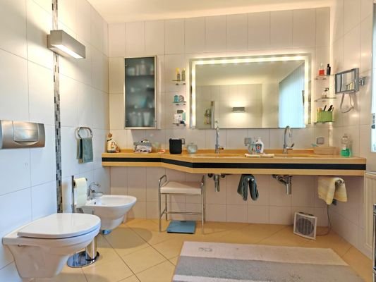 Bad mit WC, Bidet, Wanne und Dusche (EG)