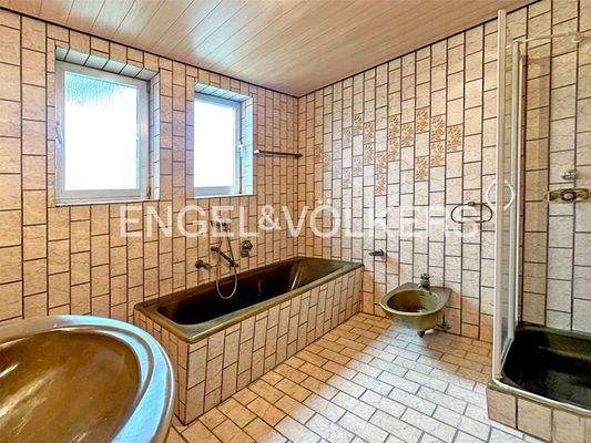 Tageslichtbad mit Wanne und Dusche 