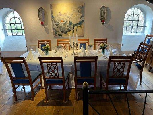 Festlich eingedeckter Tisch im Bullenstall