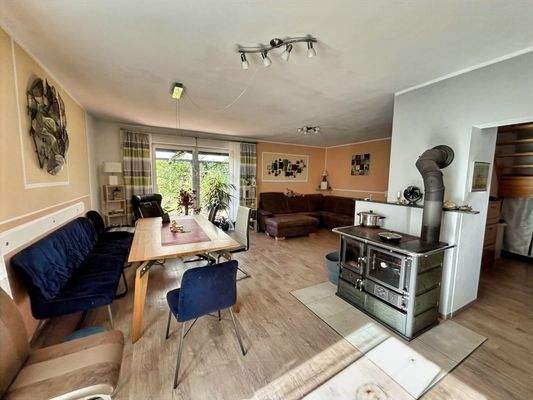 Blick in das Wohn-/Esszimmer mit Kaminanschluss