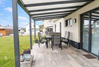 Großzügige überdachte Terrasse