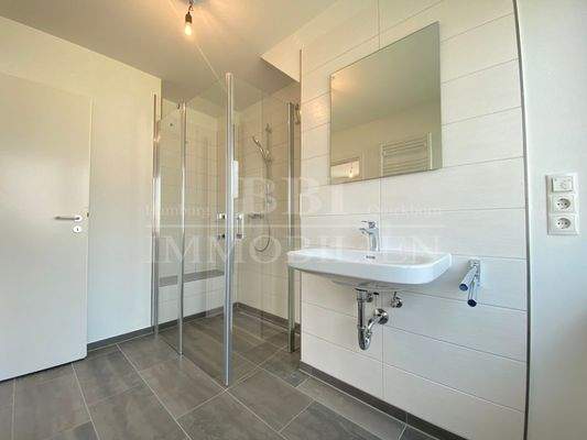 Geschmackvolles Duschbad en Suite 