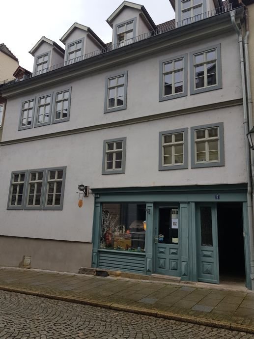 Lichtdurchflutete Altbauwohnung in zentraler Lage