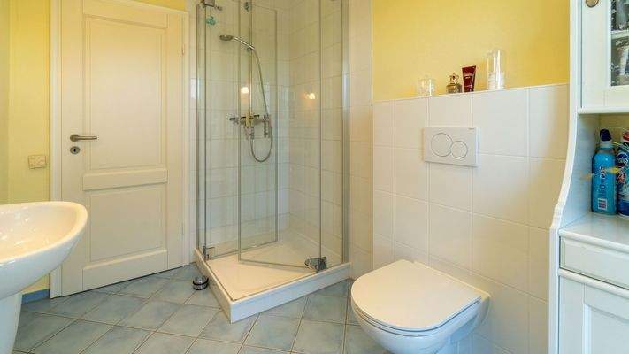 Badezimmer 2 im Dachgeschoss