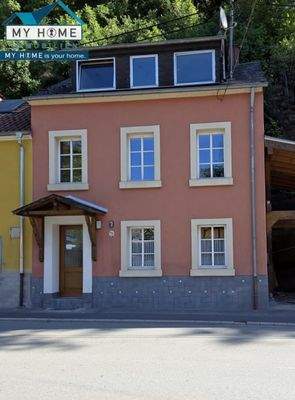 Haus Front mit Eingang 