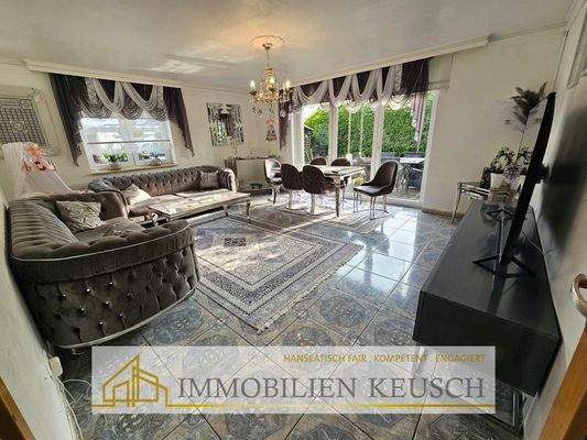 Groes & helles Wohn- und Esszimmer mit ZUgang zur Terrasse & Garten