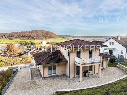 Das Anwesen liegt eingebettet in viel Grün und bietet dennoch eine gute Anbindung an das Stadtgebiet von Treuchtlingen