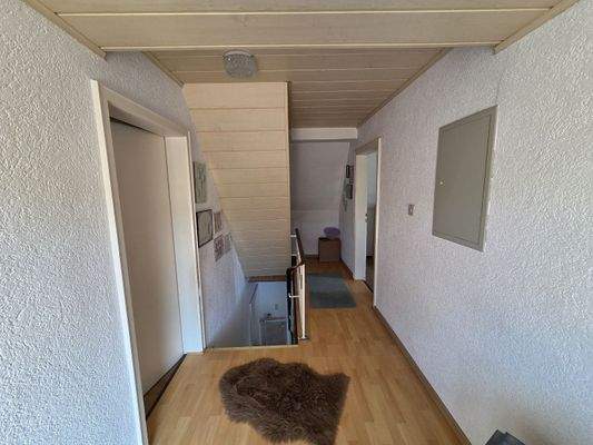 Flur mit Zugang zum Dachgeschoss