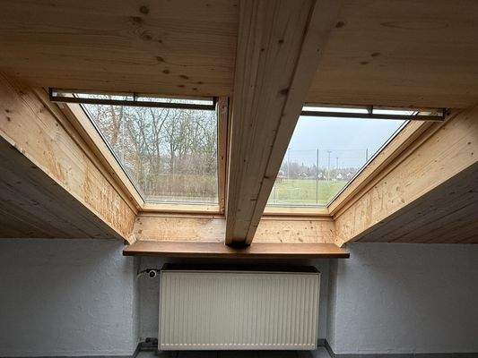 Dachfenster mit Sicht auf Fussballplatz