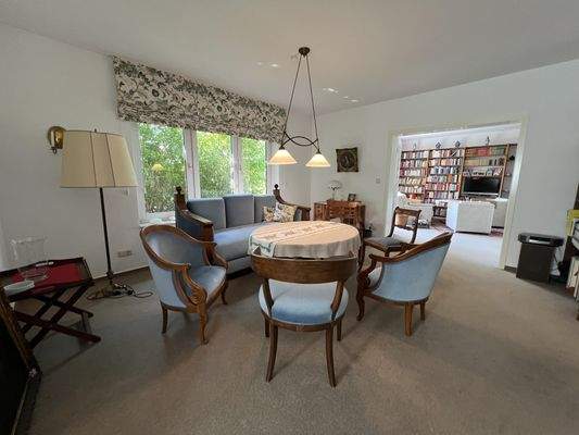 Wohnzimmer/Zugang Bibliothek