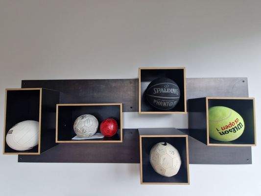 Wandregal mit Sportbällen