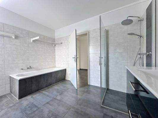 Badezimmer mit Dusche und Wanne