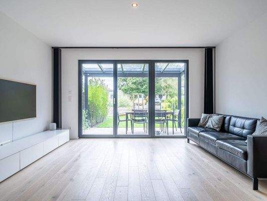 Wohnbereich mit bodentiefen Fenstern nach Westen