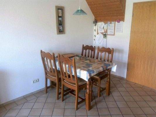 Eßtisch im einem Wohnzimmer