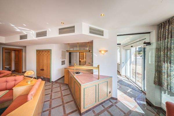 Eingang und Tresen Arbeitsbereich.jpg