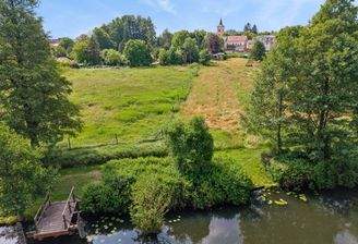 Blick vom Wasser über das Grundstück