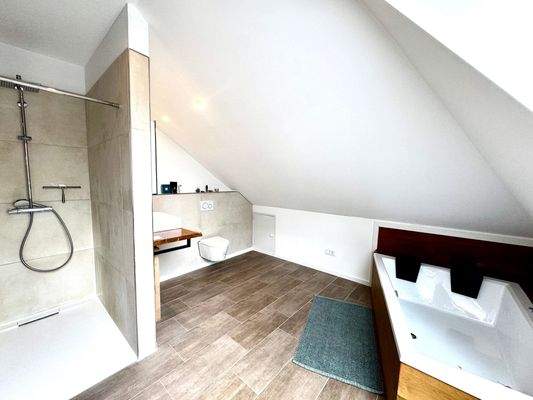 offenes Badezimmer im OG