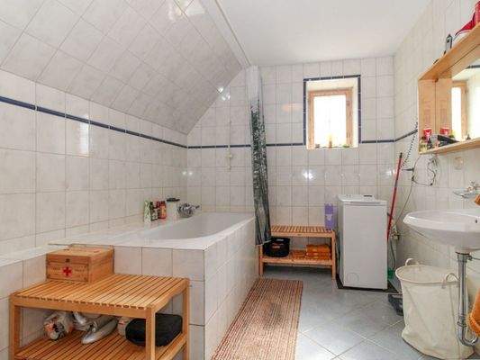 Tageslichtbad mit Waschmaschinenanschluss