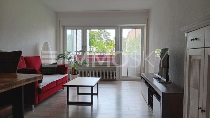 gemühtliches Wohnzimmer mit Balkon