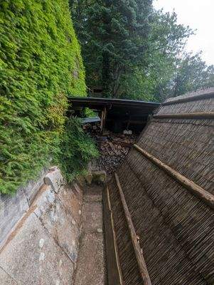 Holzlager hinter Kinderhaus