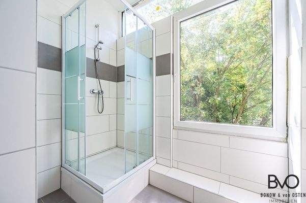 Große Fenster in den Badezimmern sorgen für angenehme Luftzirkulation
