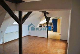 Wohnzimmer mit Zugang zum Balkon