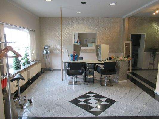 Salon mit 4 Arbeitsplätzen