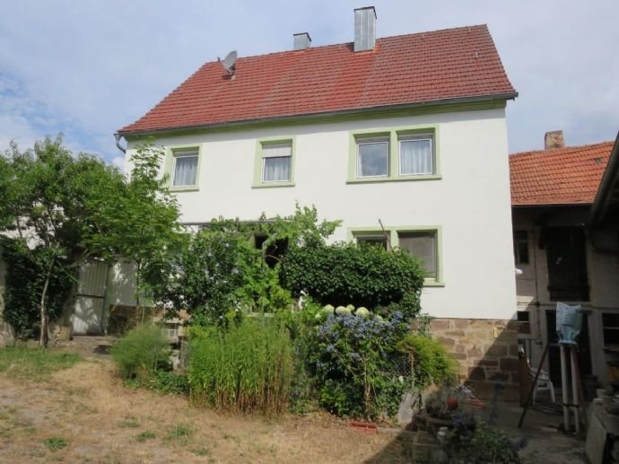 Hof in Euerfeld, Hauptstraße. Ehemalige landwirtschaftliche Hofstelle mit Wohnhaus, Garten Scheunen, Stall und Nebengebäuden.