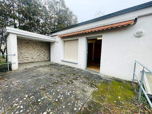 Terrasse mit Loggia und Gartenzugang.jpg